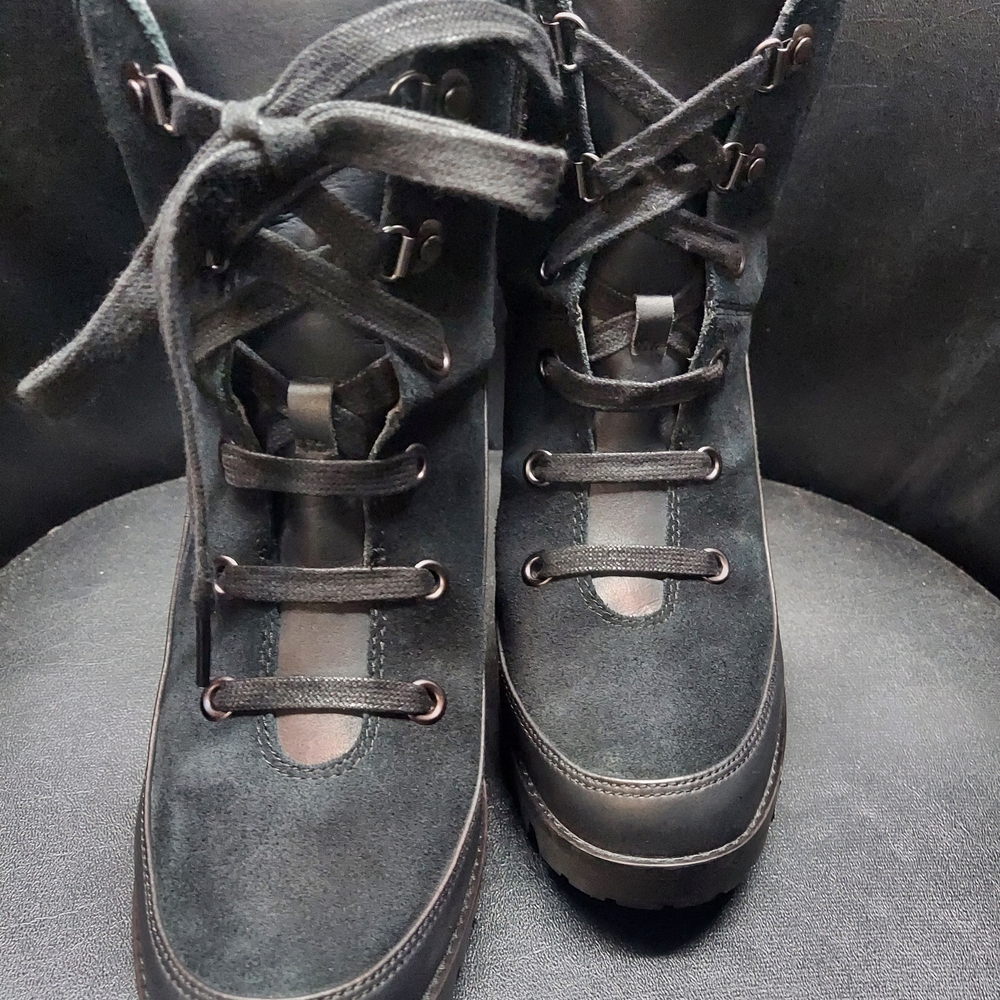 UGG Black Heeled Boots with Chunky Heel and Rugged Sole Womens Size 10 - Picture 6 of 7